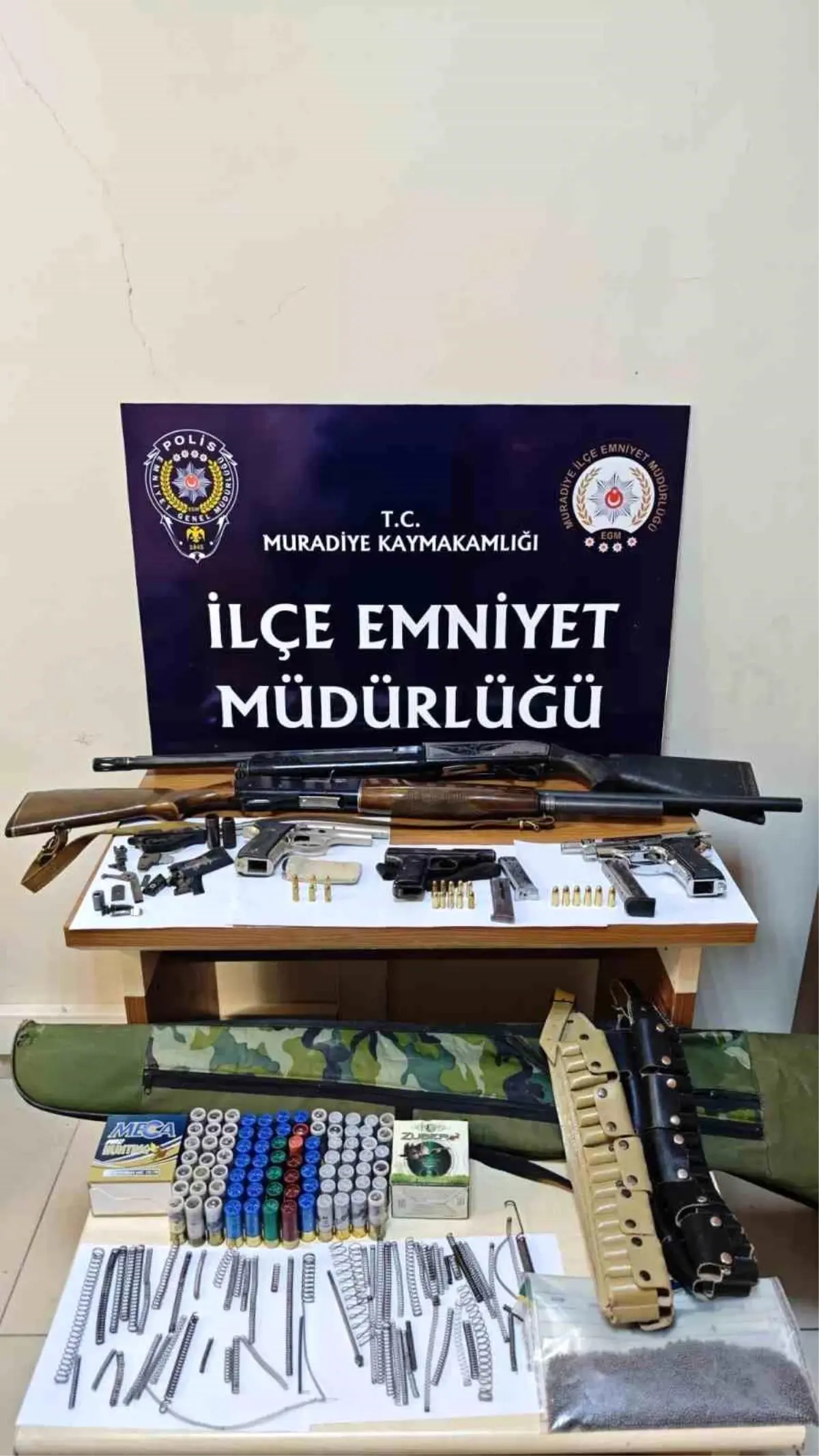 Van'ın Muradiye İlçesinde Silah ve Mühimmat Operasyonu: Çok Sayıda Malzeme Ele Geçirildi