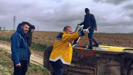 Çorlu’da PTT Kargo Aracı Kaygan Yolda Devrildi, Sürücü Hastaneye Kaldırıldı