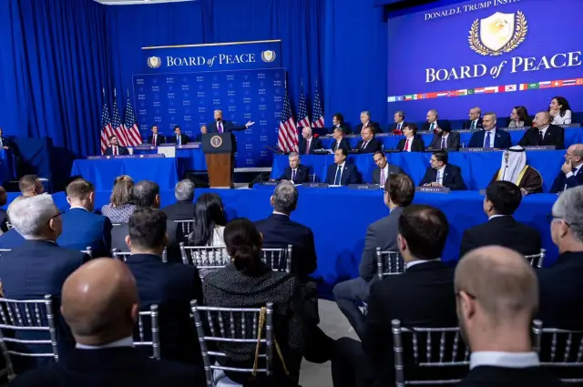 Toplantı salonunda konuşma yapan Bakan Fidan