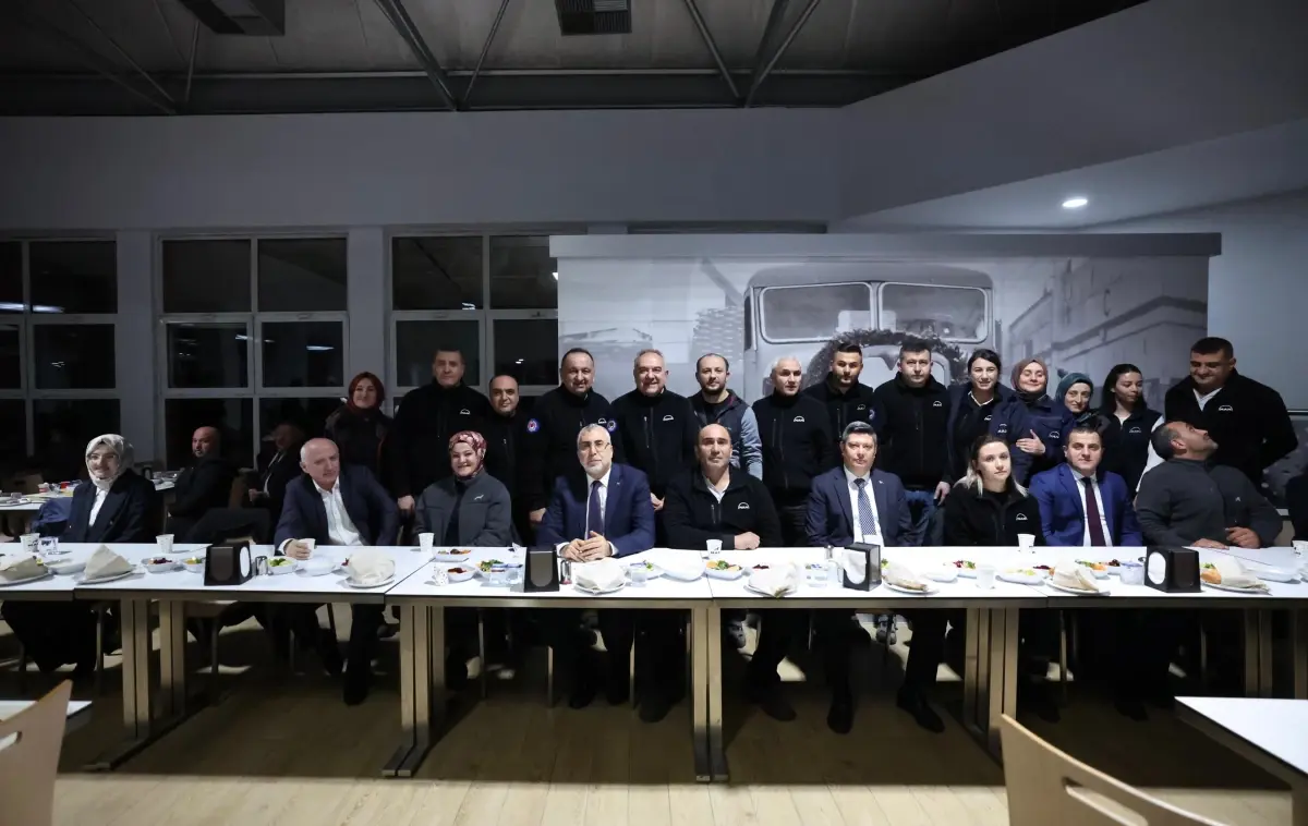 İşçilerin Yanında Ramazan Sofrası: Çalışma Bakanı Vedat Işıkhan'dan İlk İftar