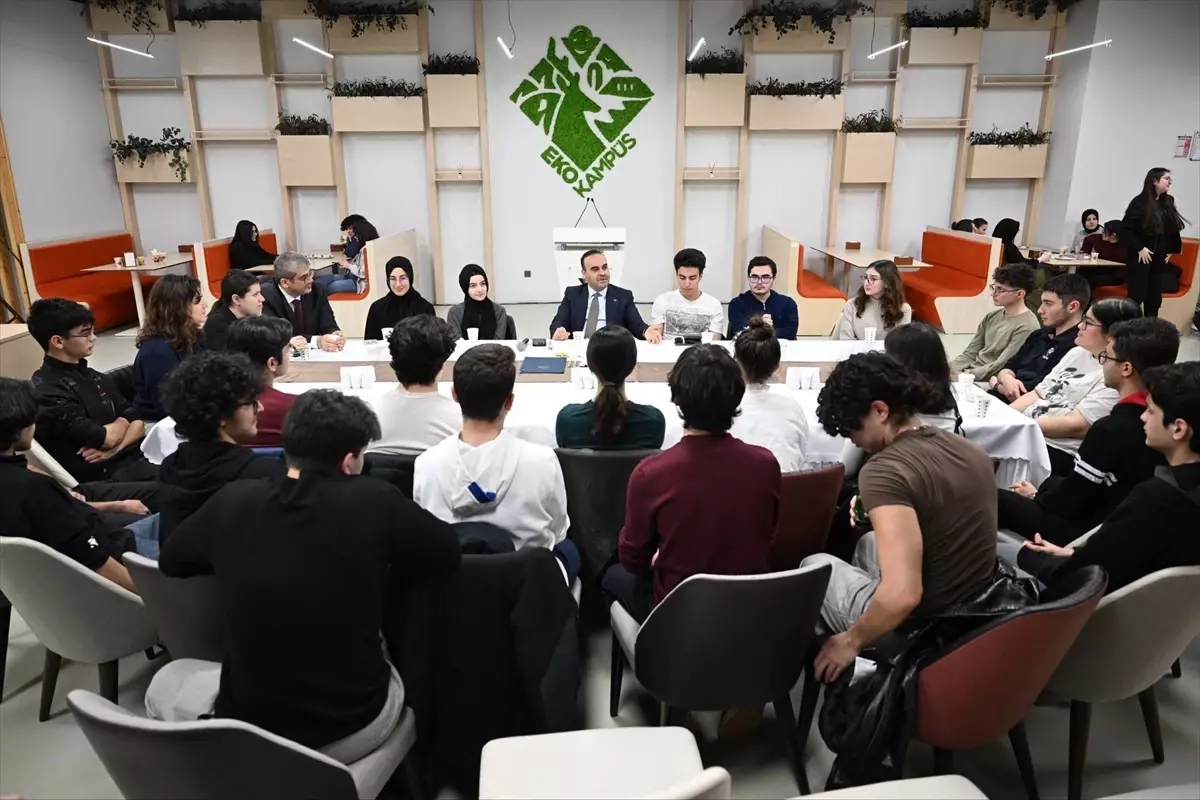 Bakan Kacır, TÜBİTAK Fen Lisesi Öğrencileriyle Ramazan İftarını Kutladı