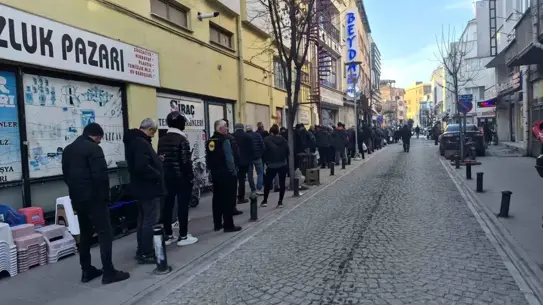 Eskişehir'de Ramazan'ın İlk Gününde Pide Coşkusu: Uzun Kuyruklar Şehriyi Sarıyor