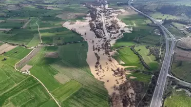 Uşak’ta Gediz Nehri Sel Basarken Tarım Alanları Sular Altında Kaldı