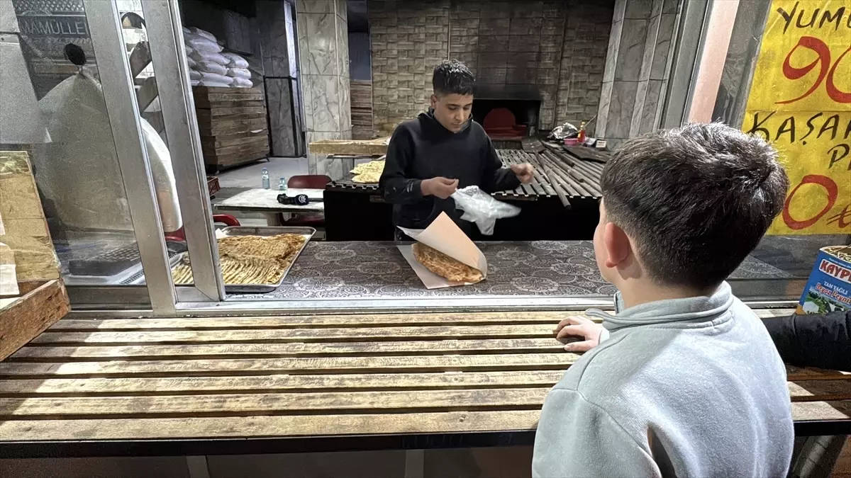 Adana’da Ramazan’da 24 saat açık pide fırınları