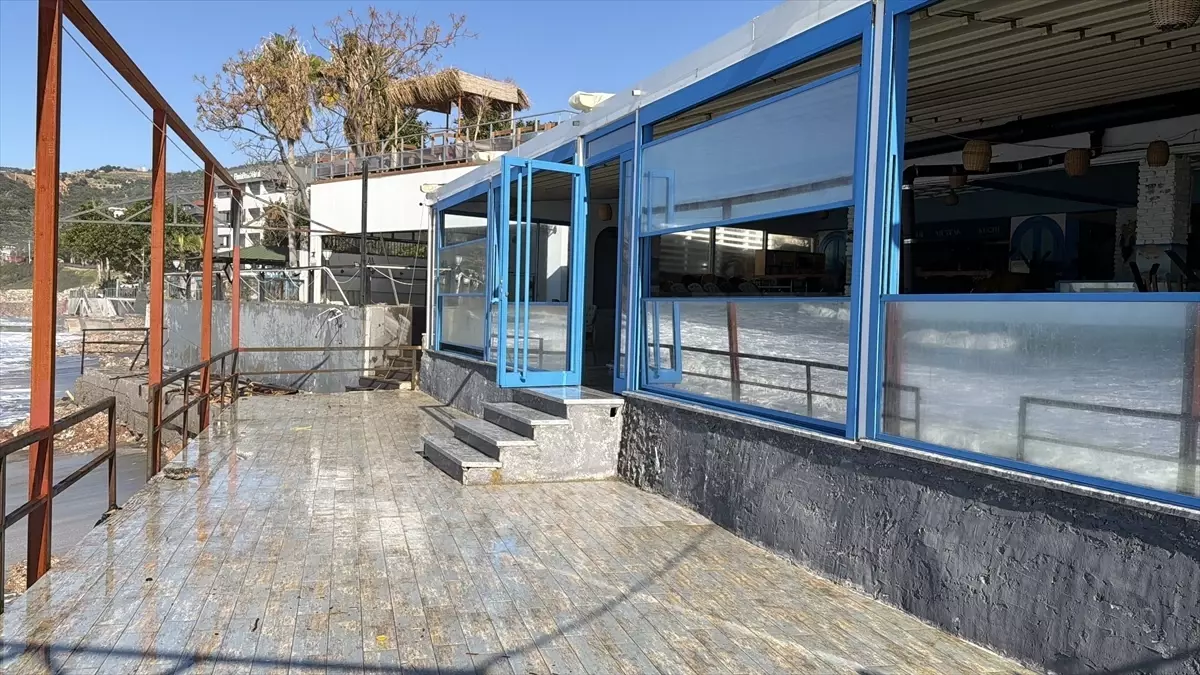 Alanya sahilinde dalgaların restoranı vurması