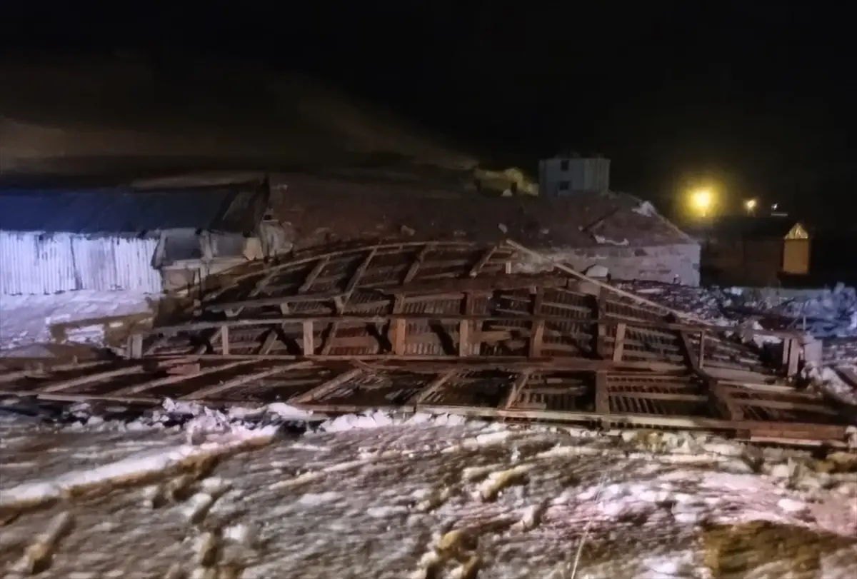 Ardahan’da şiddetli rüzgar sonrası yıkılmış çatıların görüntüsü