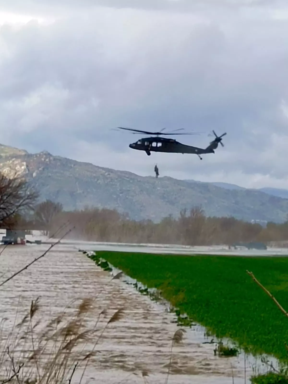 Sel felaketi sonrası damda mahsur kalan vatandaş