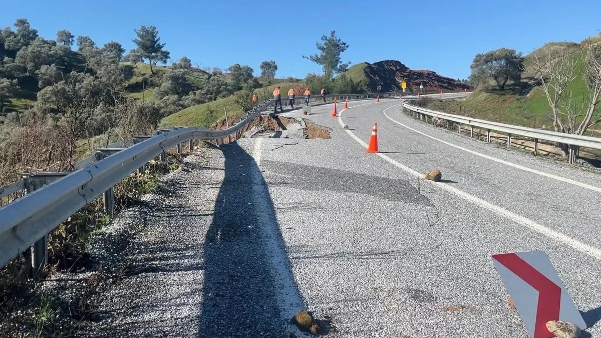 Aydın’da toprak kayması sonrası yol kapanması
