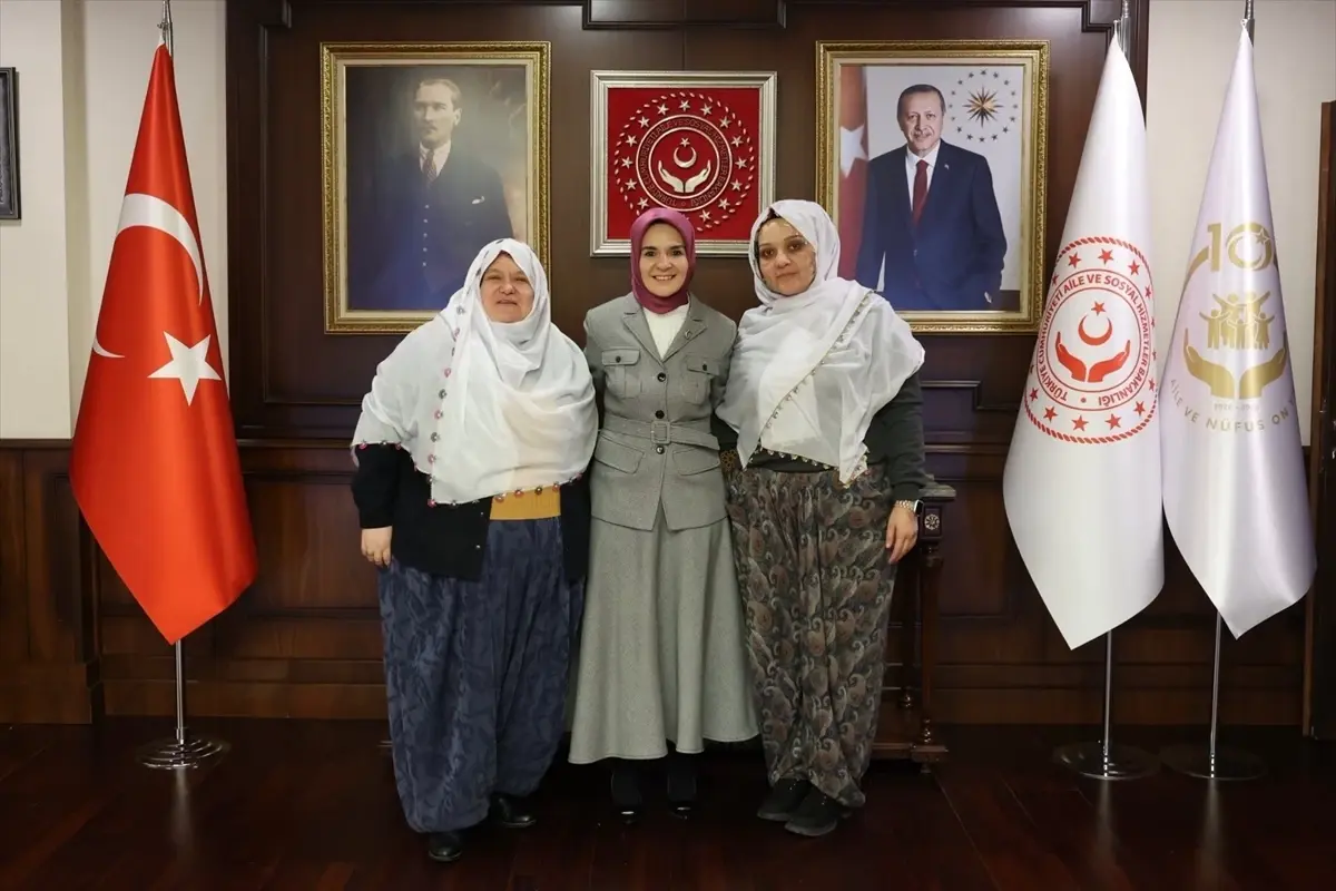 Bakan Göktaş, Mihalgazi Belediye Başkanı Zeynep Güneş'in Çalışmalarını Takdir Etti