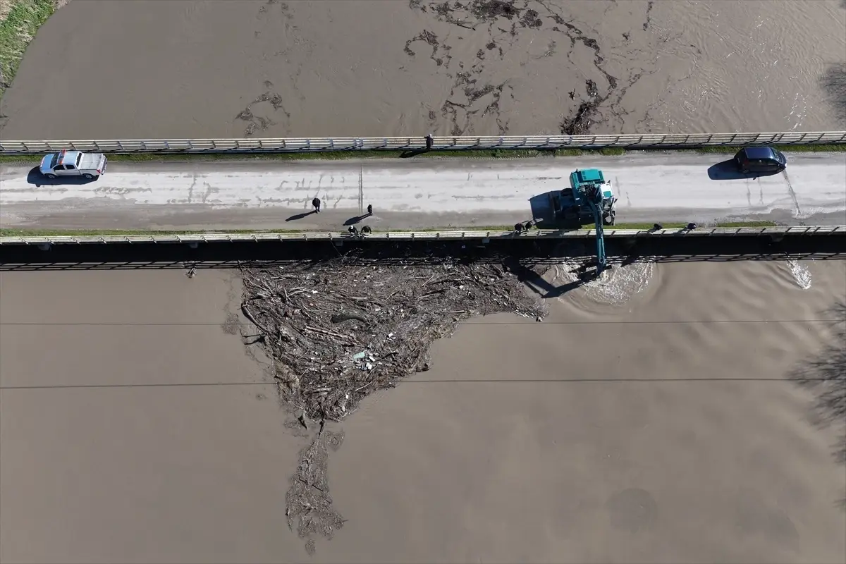 Edirne'de Nehir Köprüleri Su Debisi Artışı Nedeniyle Temizleniyor