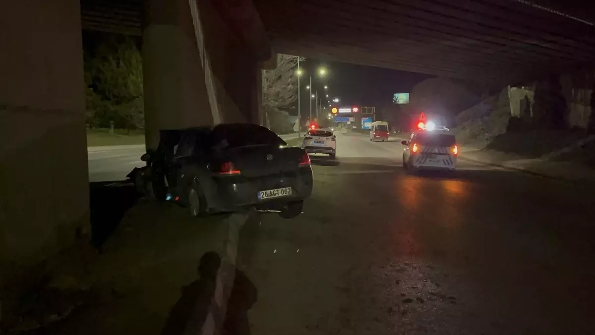 Eskişehir’de Köprü Ayağına Çarpan Otomobilde Yolcu Hayatını Kaybetti