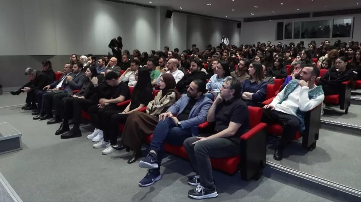 Zülal Tannur konuşma sırasında