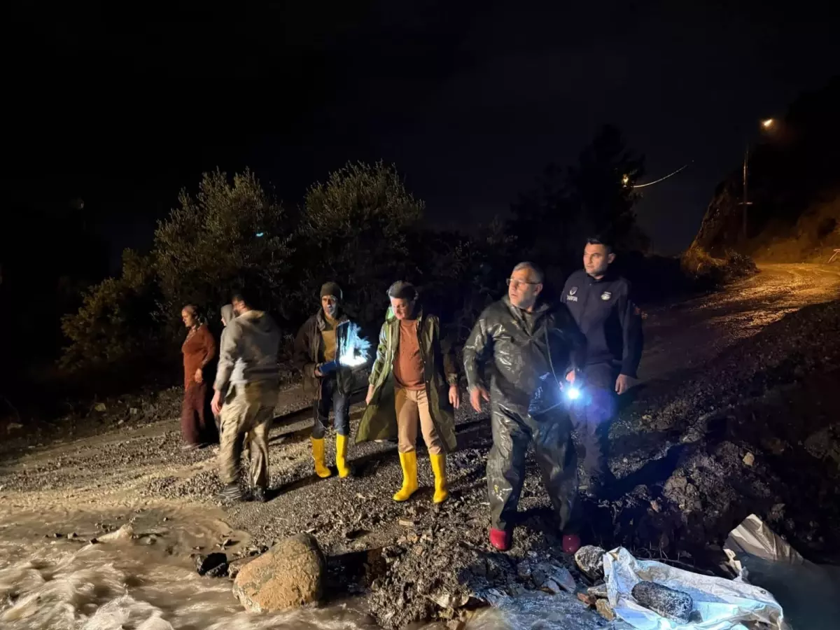 Dörtyol’da toprak kayması sonrası hasar görmüş ev ve araç