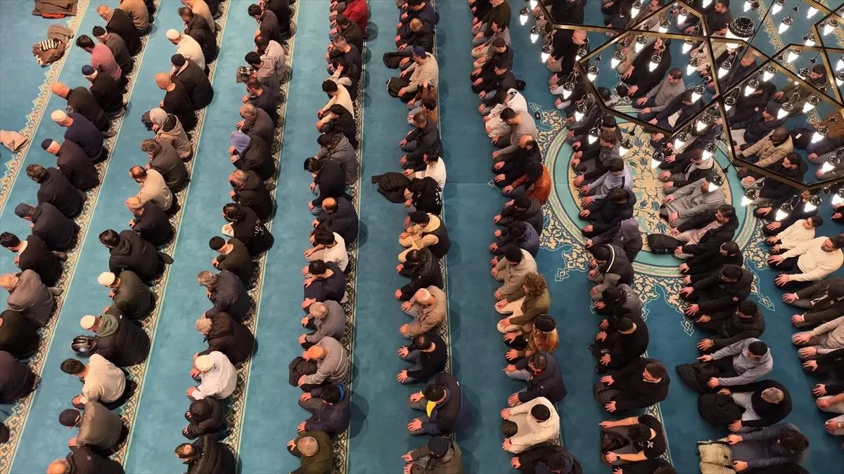 Hollanda’da Ramazan’ın İlk Teravih Namazı Coşkuyla Gerçekleşti