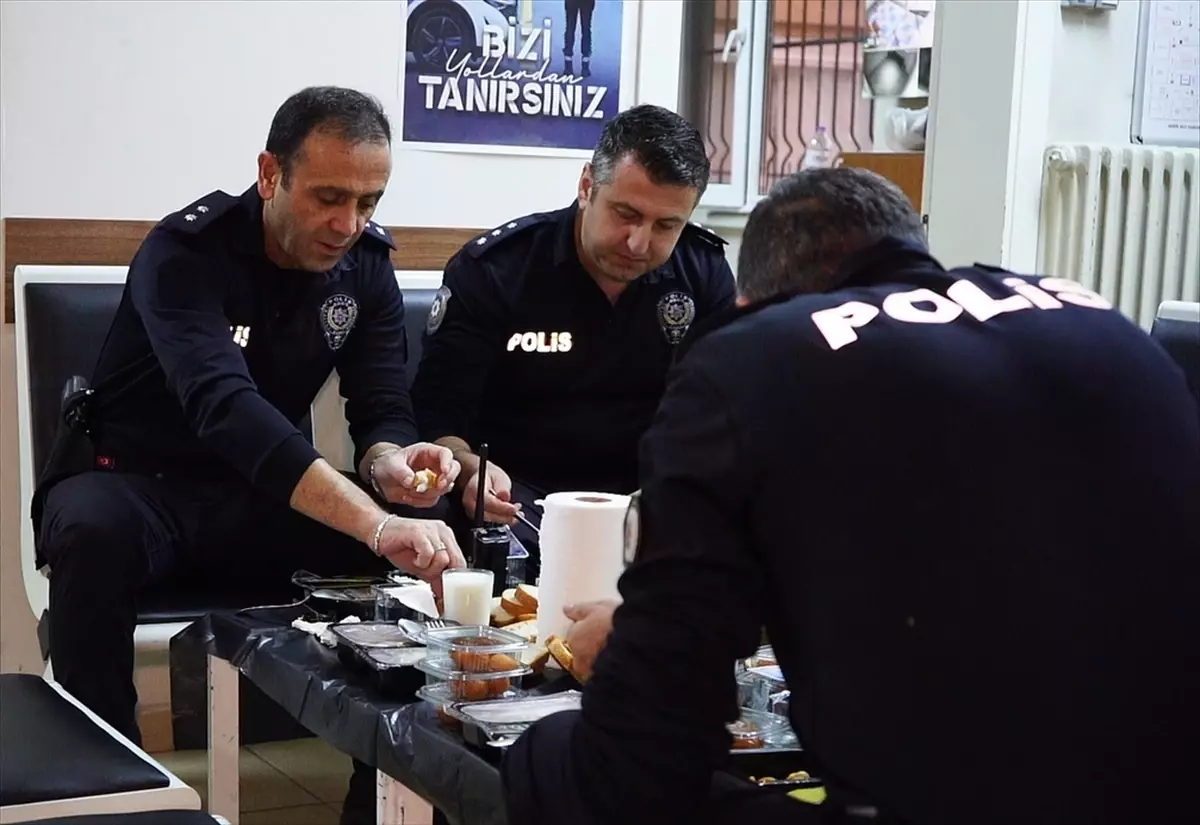 Isparta’da Polis Memurları Ramazan’ın İlk İftarı’nı Görev Başında Kutladı