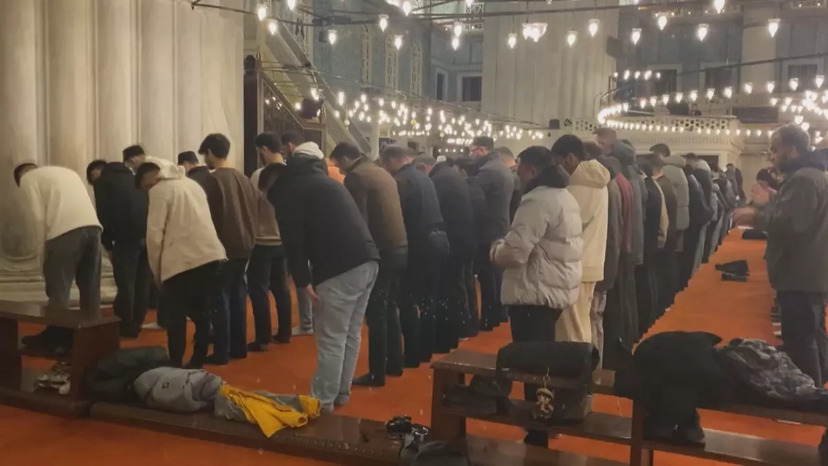 İstanbul’da Ramazan’ın İlk Teravih Namazı Coşkusu ve Camilerin Dolup Taşması