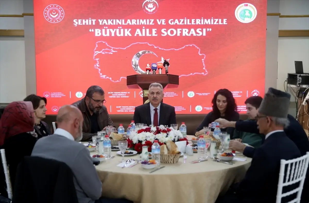 İzmir’de Ramazan İlk İftarı: Şehit Yakınları ve Gaziler “Büyük Aile Sofrası”nda Buluştu