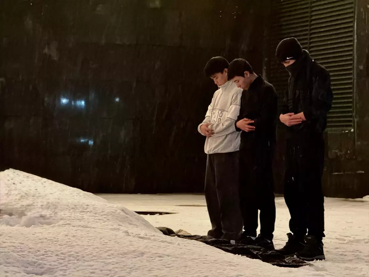 Kazakistan’da Kar Yağışına Rağmen Ramazan’ın İlk Teravih Namazı Coşkuyla Kutlandı