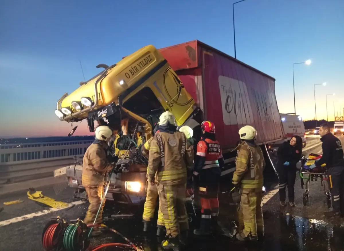 Kuzey Marmara Otoyolu'nda kamyon ve TIR çarpışması