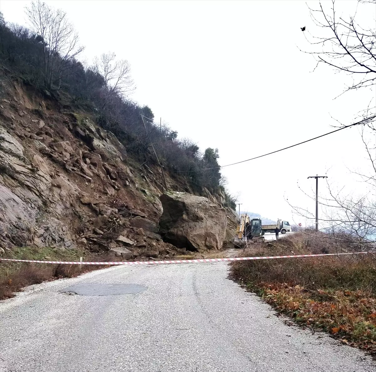 Ödemiş'te heyelan sonrası kapalı mahalle yolu