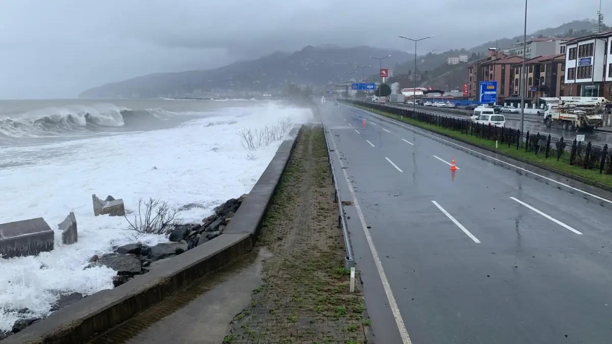 Rize Sahil Yolu Fırtına Dalga ve Kayalıklarla Kapandı