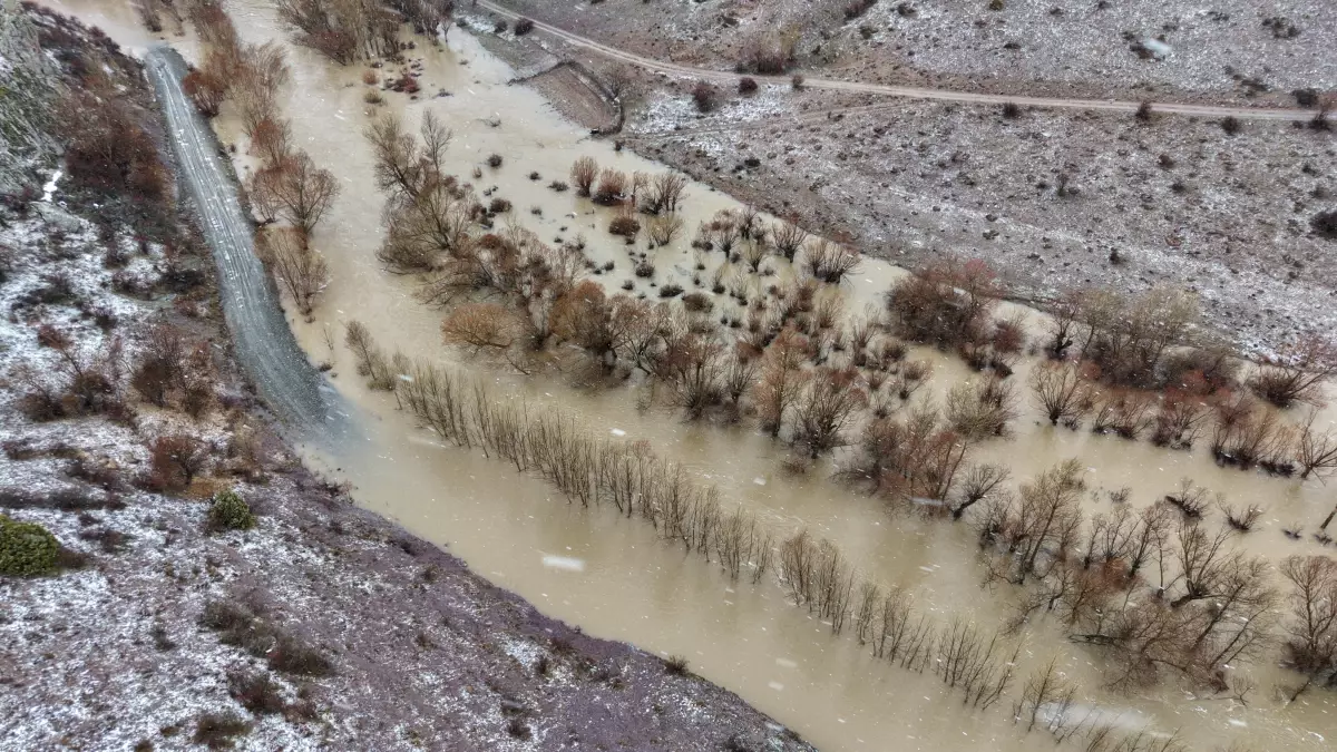 Sivas'ta Yıldız Irmağı Sel Basintisi: Zengi Köyü Su Altında