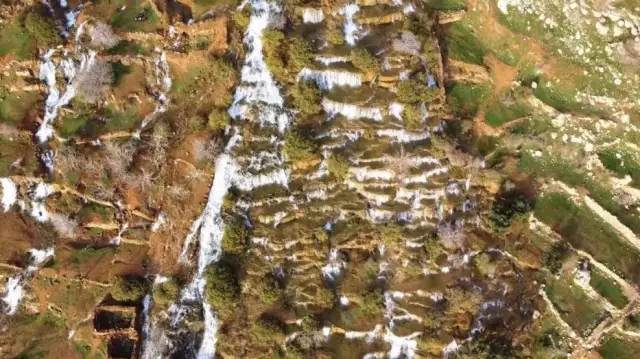 Şelale yakınındaki piknik alanı