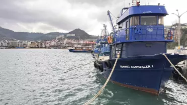 Amasra Kıyısında 3 Metrelik Dev Dalga: Balıkçılar Limana Çekildi