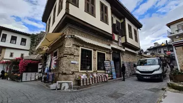 Antalya Kaleiçi'nde İzinsiz Tabelalar ve İşgaller Temizleniyor