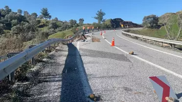 Aydın İncirliova‑Tire Karayolunda Toprak Kayması Yol Açtı: Tek Şeride Düşürülen Trafik