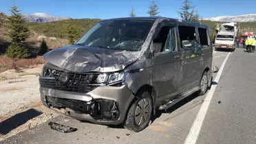 Denizli Tavas'ta Kamyonet ve Minivan Çarpışması: 2 Ölü, 1 Yaralı