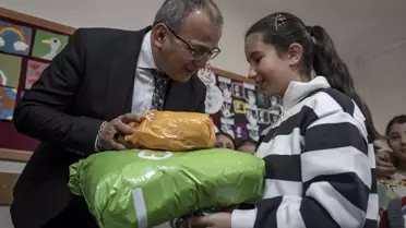 Erzurum’da Karla Kaplı Dağlarda Öğrencilere Mont ve Ayakkabı Dağıtımı