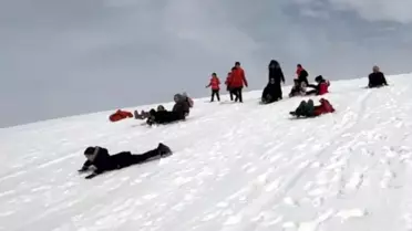 Patnos'ta Öğrenciler Tepsileriyle Kış Keyfi: Köyde Sıra Dışı Kayak Şenliği