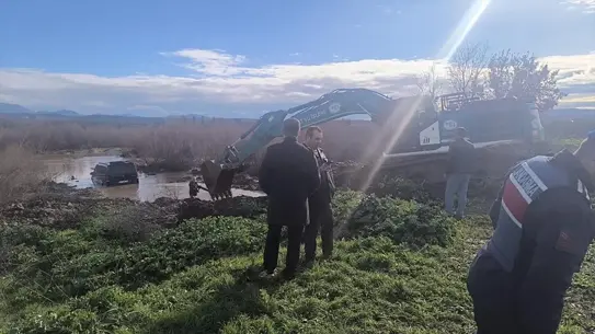 Balıkesir Gömeç’te Dere Yatağında Kalan Araç DSİ’nin Hızlı Müdahalesiyle Kurtarıldı