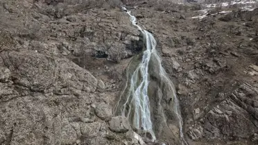 Hakkari'nin Kırca Şelalesi Karların Erimesiyle Yeniden Akmaya Başladı