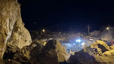 Hakkari Biçer Mahallesi'nde Büyük Kaya Parçaları Yolun Üzerini Kapattı