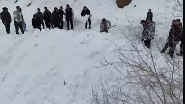 Off‑road ekibi çığ sonrası yolun temizlenmesi