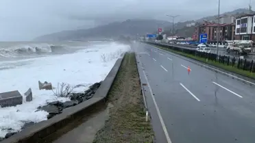 Rize sahil yolunda yükselen dalgalar