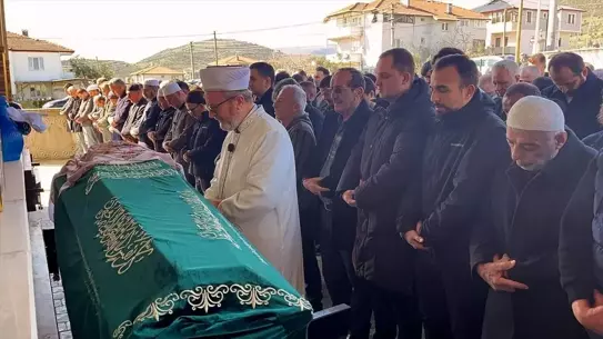 Pamukova’da Trafik Kazası: 30 Yaşındaki Kadın Hayatını Kaybetti, Cenazesi Törenle Defnedildi