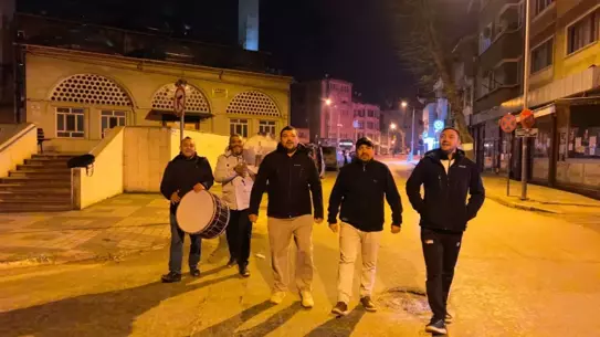 İnegöl'de Sahur Coşkusu: İlahi Ekibi Şehrin Sokaklarını Nefes Nefese Ettirdi