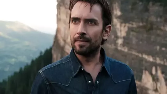 Ulaş Tuna Astepe, Anne ve Babasız Büyümenin Zorluklarını Duygusal Anlatıyor