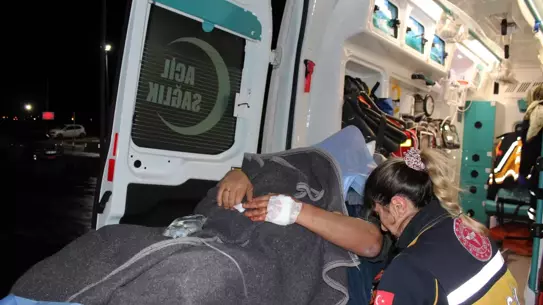 Aksaray'da Yağışlı Havada 2 Otomobil Çarpıştı: 5 Kişi Yaralandı