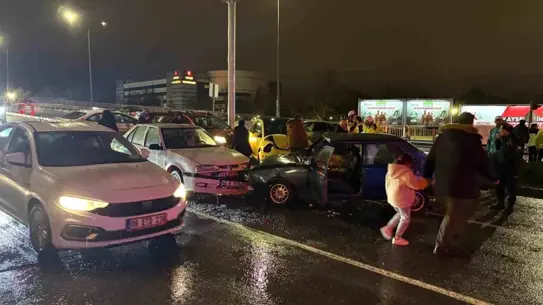 Kayseri'de Kırmızı Işıkta Çarpışma: 2 Yaralı