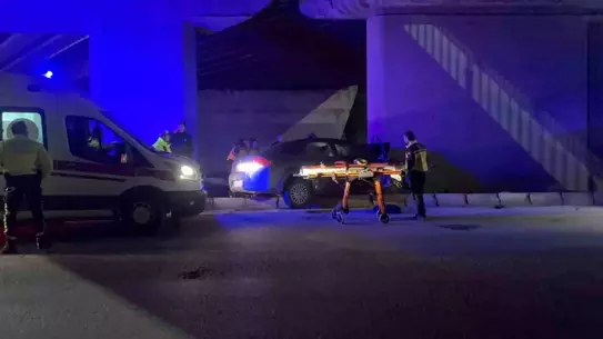 Eskişehir Köprüsünde Kontrolünü Kaybeden Araç 2 Yaralıyla Sonuçlandı