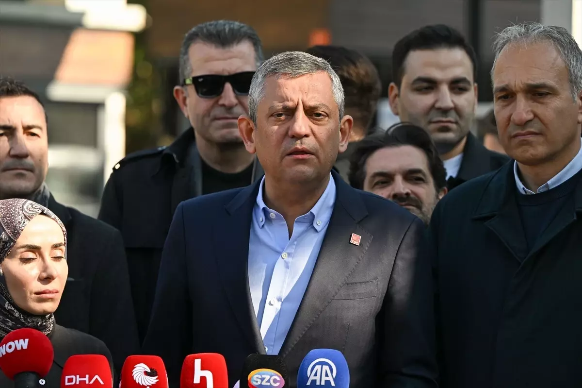 CHP Genel Başkanı Özel, Boğaziçi Üniversitesi'nde Akademisyenlerin Eylemine Destek Verdi