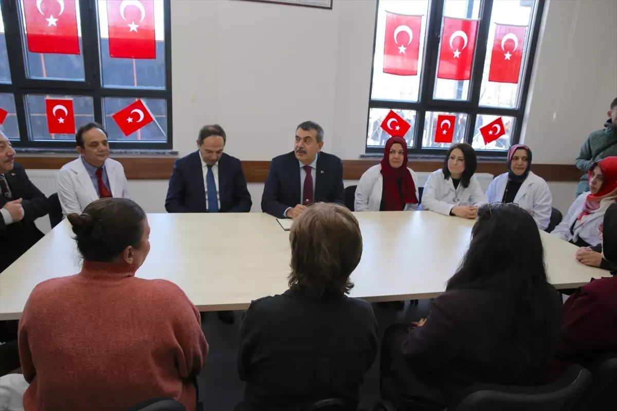 Bakan Tekin Erzurum'da öğretmenlerle