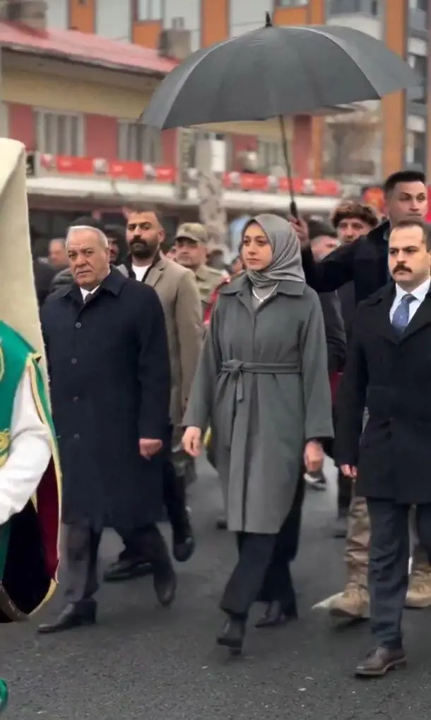 Kurtuluş Günü etkinliğinde şemsiye taşıyan polis