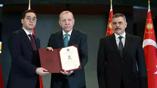 Gercüş Kaymakamı Muhammed Öztaş, Cumhurbaşkanlığı Külliyesi'nde Değerli Ödül Aldı