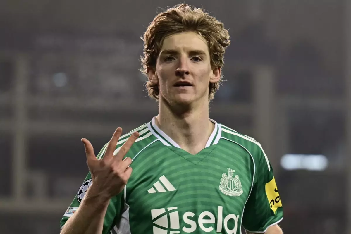 Anthony Gordon, Şampiyonlar Ligi Play‑off’ta İlk Yarıda 4 Gol Atarak Rekor Kırdı