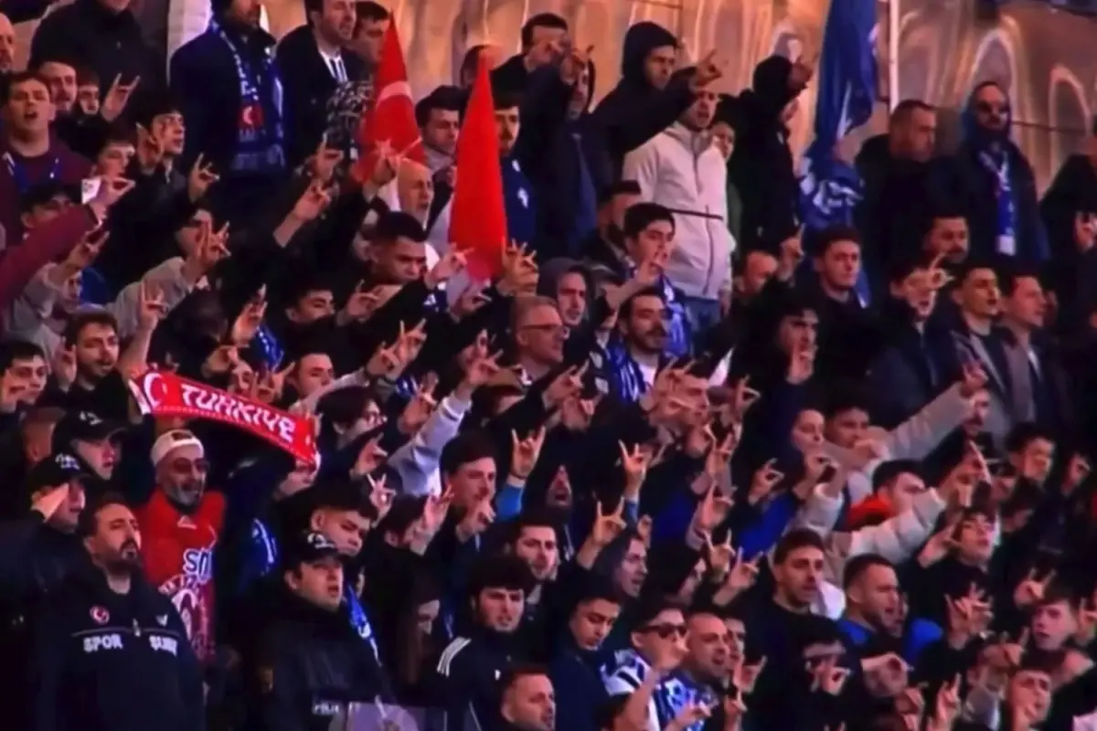 Sarıyer ve Amedspor maç öncesi tribünlerde bozkurt işareti